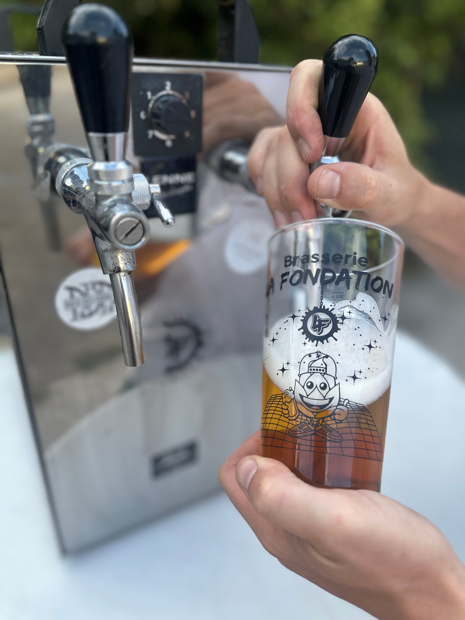 Bière La Fondation servie à la pression dans le verre collector
